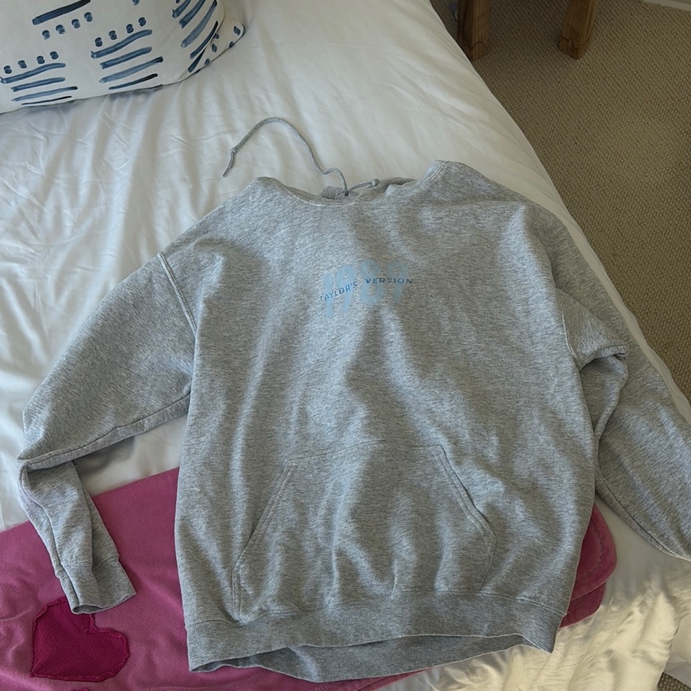 EXCLUSIVE 1989 TS sweatshirt NEW